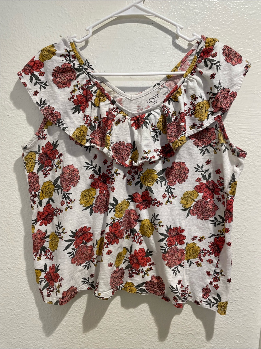 LOFT Outlet White Floral Ruffle V-Neck Cap-Sleeve Top - Women's Size Large